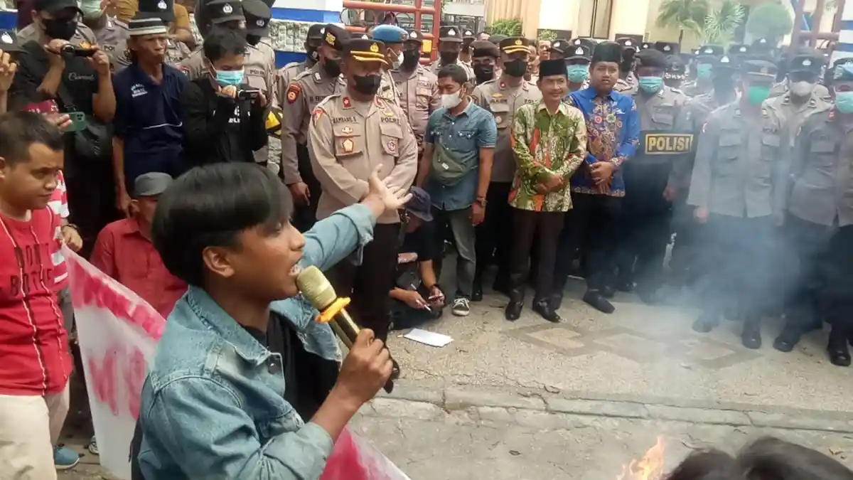 Demo Tolak Kenaikan Harga BBM, Minta DPRD Sampang Ikut Posting Penolakan di Akun Medsos Pribadinya