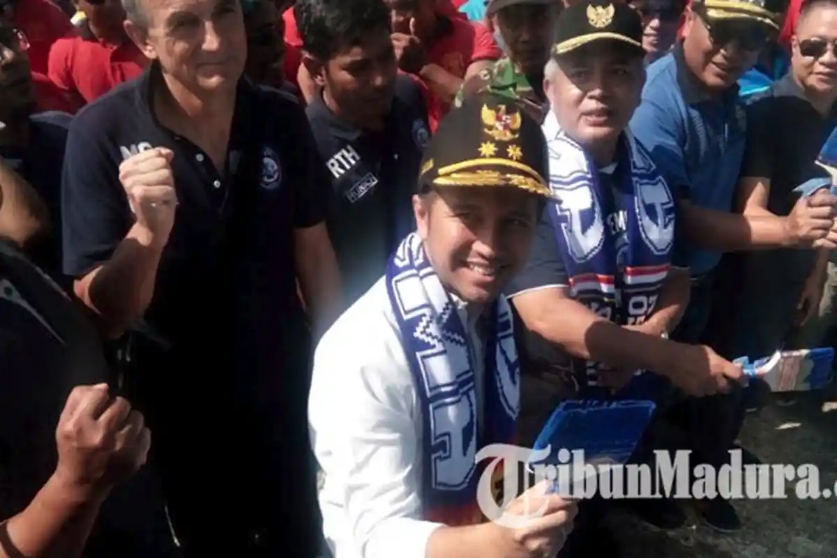 Wagub Jatim Emil Dardak Bersama Warga Ikut Ngecat Bareng Stadion Kanjuruhan Malang Markas Arema FC