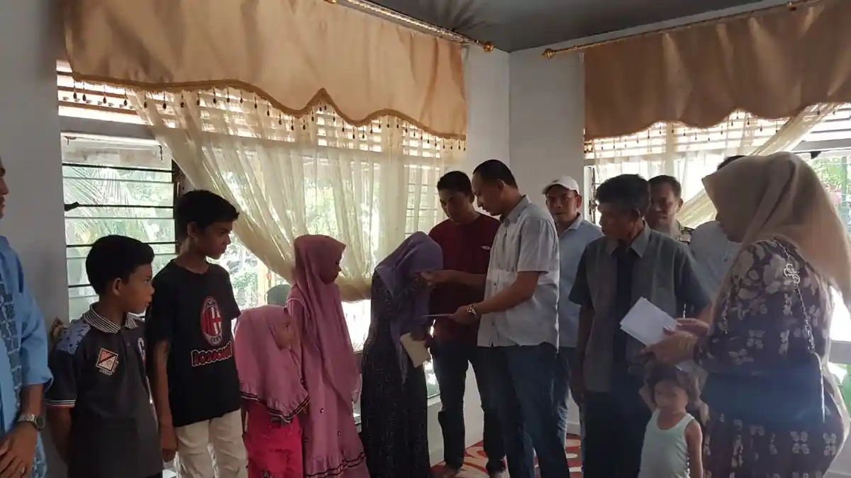 Anggota DPR Aceh Ini Jual Pin Emas, Hasilnya Disumbangkan ke Anak Yatim