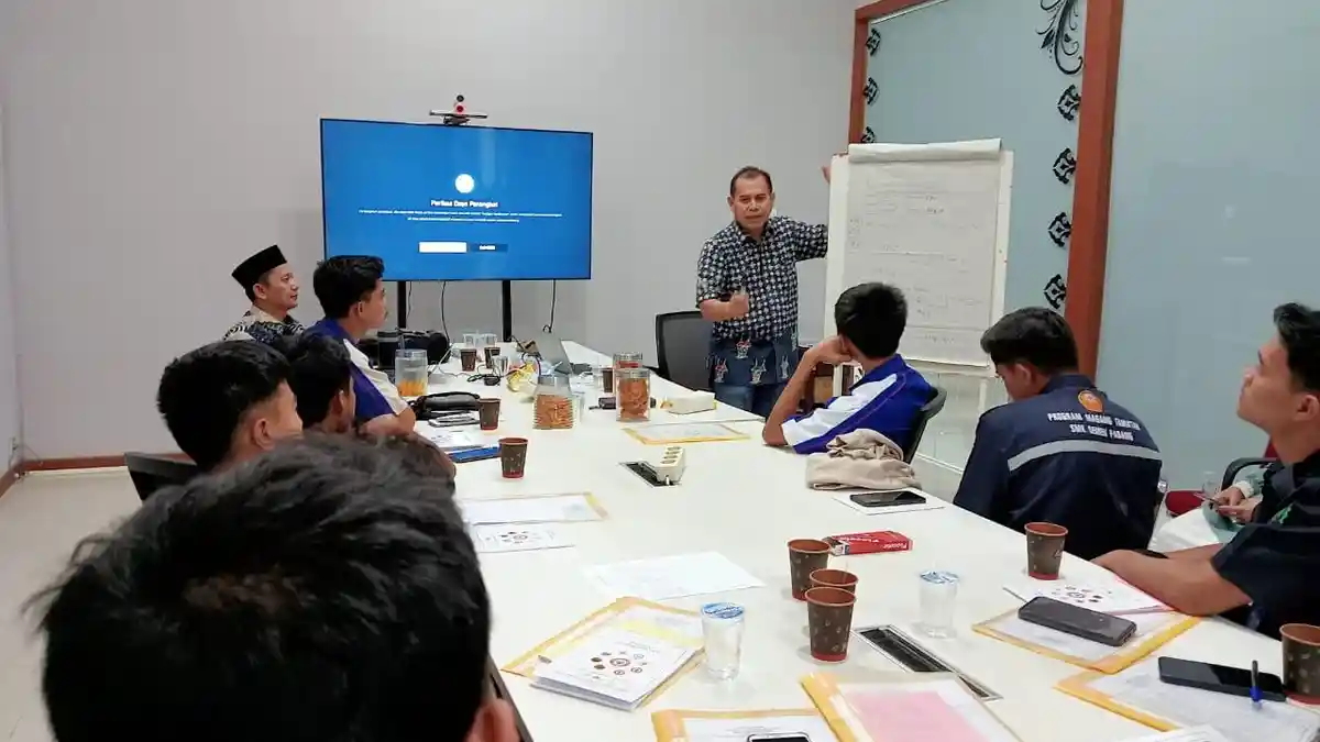 Semen Padang Gelar Review, dan Diskusi untuk Peserta Program Magang Tamatan SMK-SP