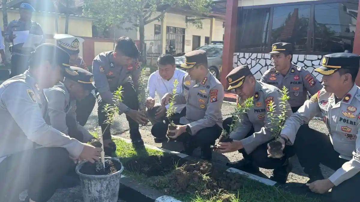 Cuaca Mulai Panas karena El Nino Polisi di Mamuju Tanam Pohon
