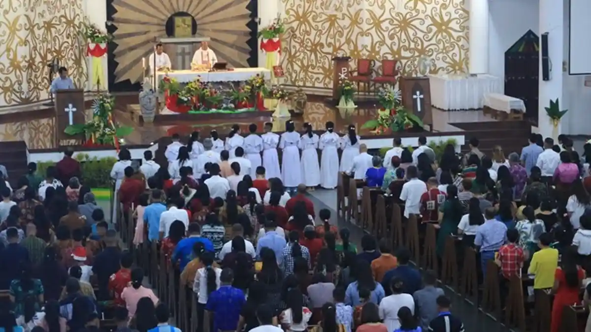 Dua Kali Laksanakan Misa Malam Natal, Gereja Katolik St Maria Imakulata Dipenuhi Warga