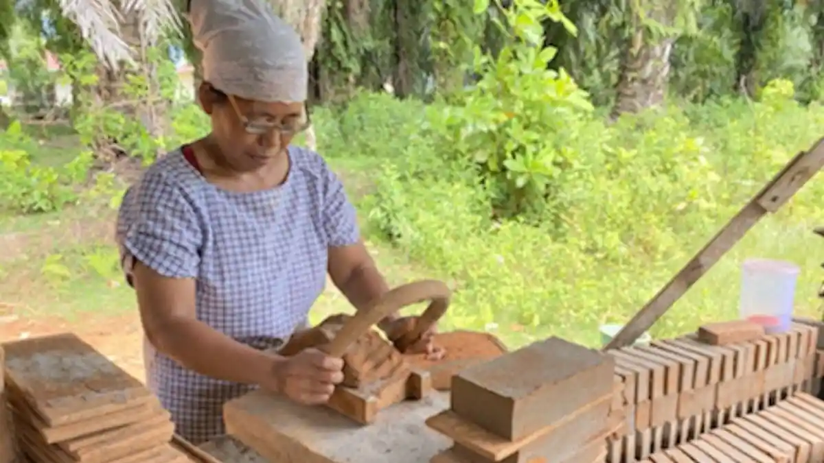 Cerita Perempuan Pembuat Batu Bata di Bengkulu Selatan, Sehari Bisa Cetak 500 Batu Bata