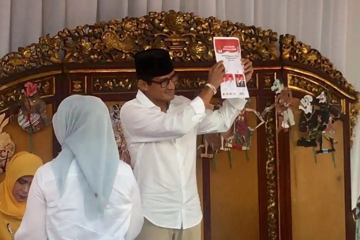 Nuansa Pewayangan di TPS 02 Tempat Sandiaga Uno Mencoblos