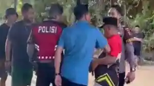 pria-baju-biru-dorong-pejabat-kelurahan-hingga-nyaris-jatuh-ke-drainase-di-Kendari.jpg