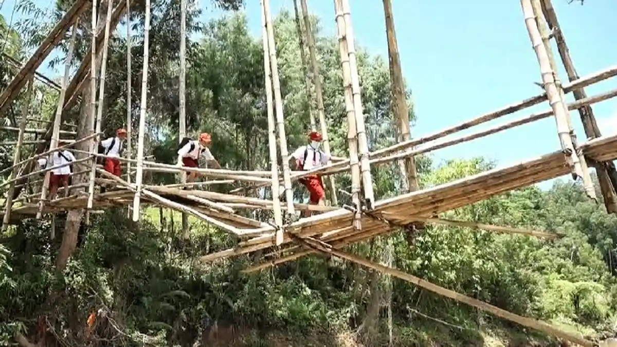 Kapan Diperbaiki? Setiap Hari Murid SD Bertaruh Nyawa Lintasi Jembatan Rusak di Balusu Toraja Utara