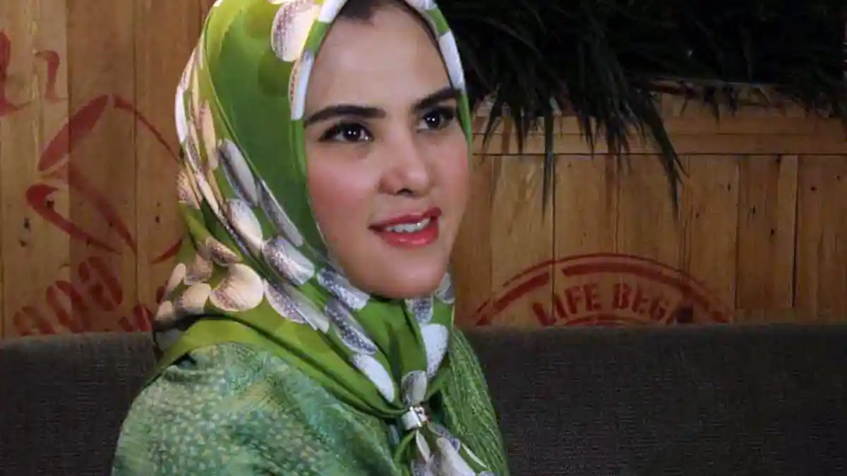 Tanggapan Angel Lelga Usai Kepergok Gandengan Mesra dengan Pria
