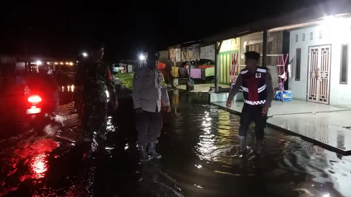 Malam di Tengah Genangan: Bhabinkamtibmas dan Babinsa Siaga Dampingi Warga Banjir di Sergai
