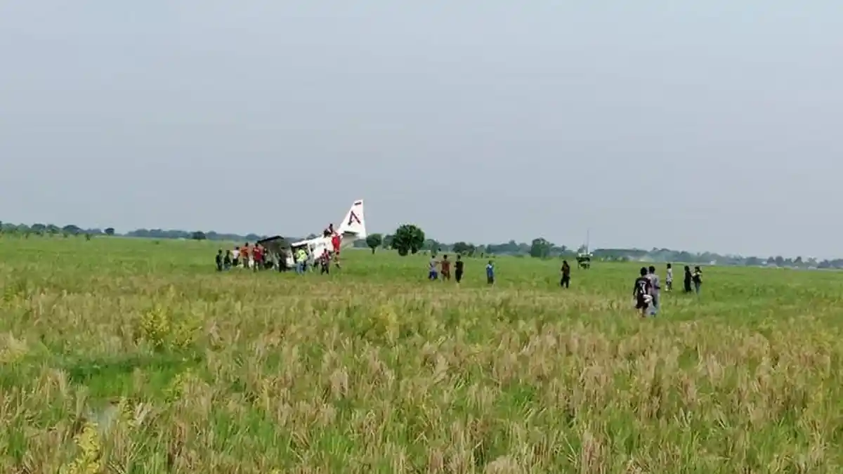 BREAKING NEWS, Peswat Jatuh di Persawahan Tirtamulya Karawang