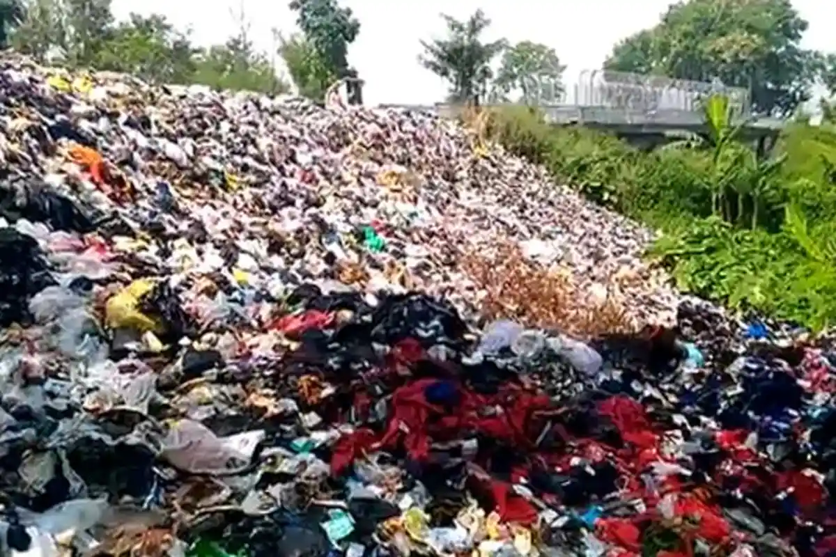 VIDEO: Kondisi Bukit Sampah di Kawasan Cigondewah Kota Bandung Itu Seperti Ini