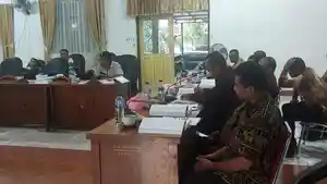 Sidang-di-Flotim-DPRD.jpg