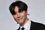 J-Hope-BTS-pada-konferensi-pers-peluncuran-album-BE-milik-BTS-di-Seoul-Korea-Selatan.jpg