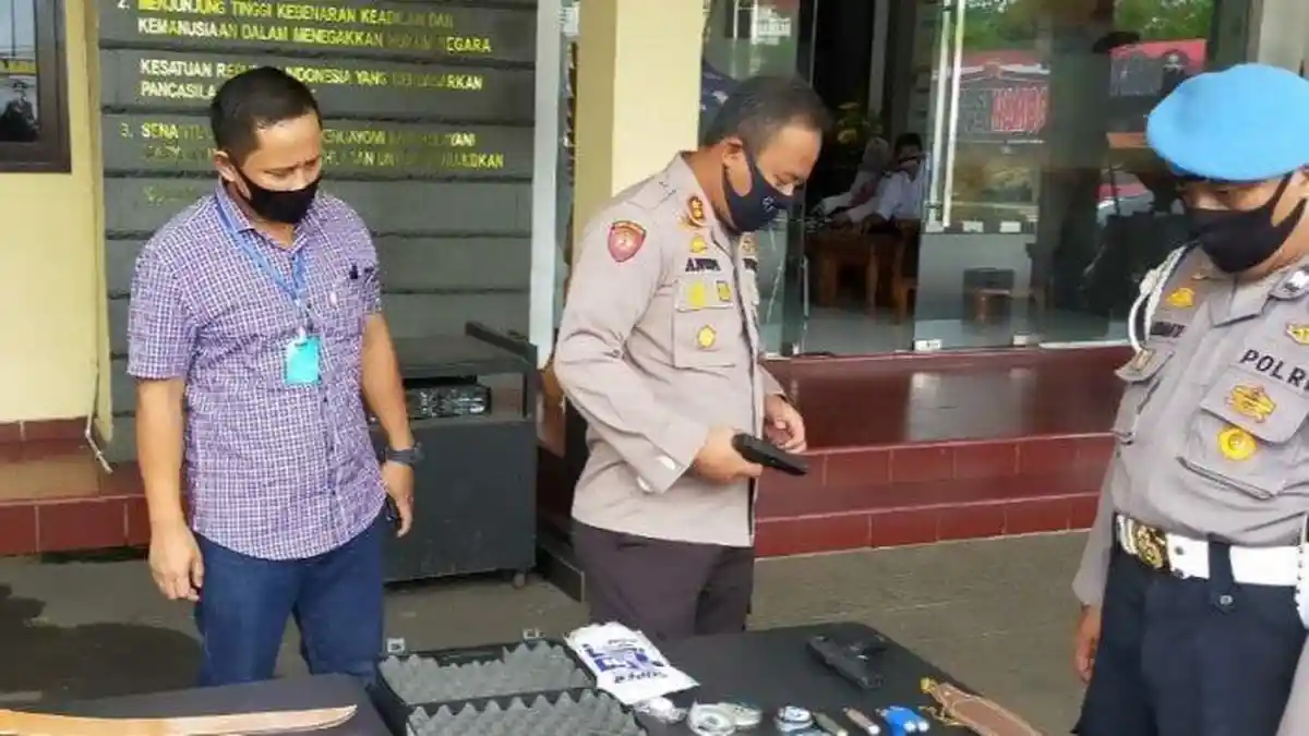 Tetangga Kaget Rumah Bos Bordir Digeledah dan Penghuninya Diduga Ditangkap Densus 88