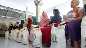 Suasana-pemmbagikan-bantuan-beras-bagi-warga-kurang-mampu-di-Lumajang.jpg