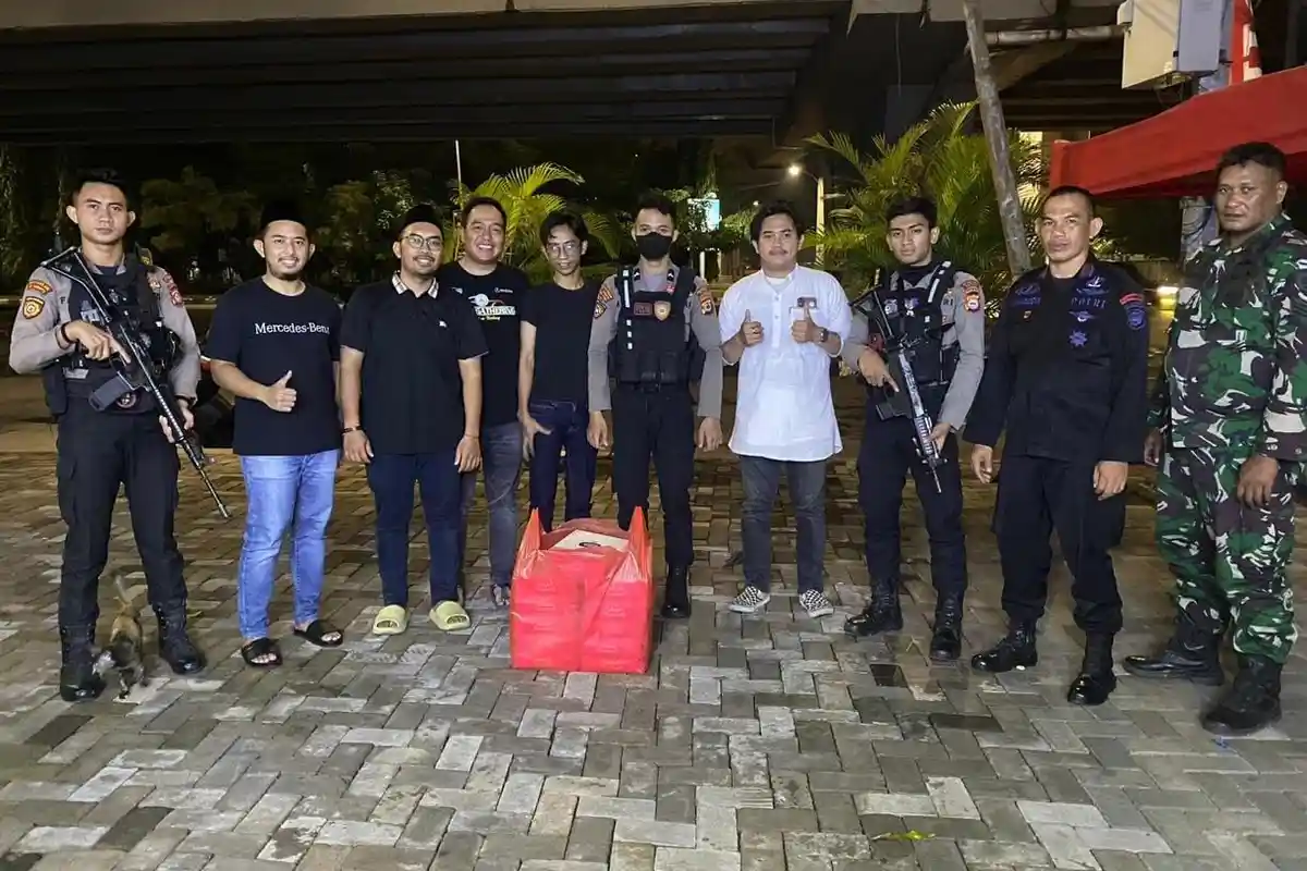 Melalui Sahur On The Road, Mercedes Benz Club Makassar Bagi-bagi Nasi Dos ke Polisi