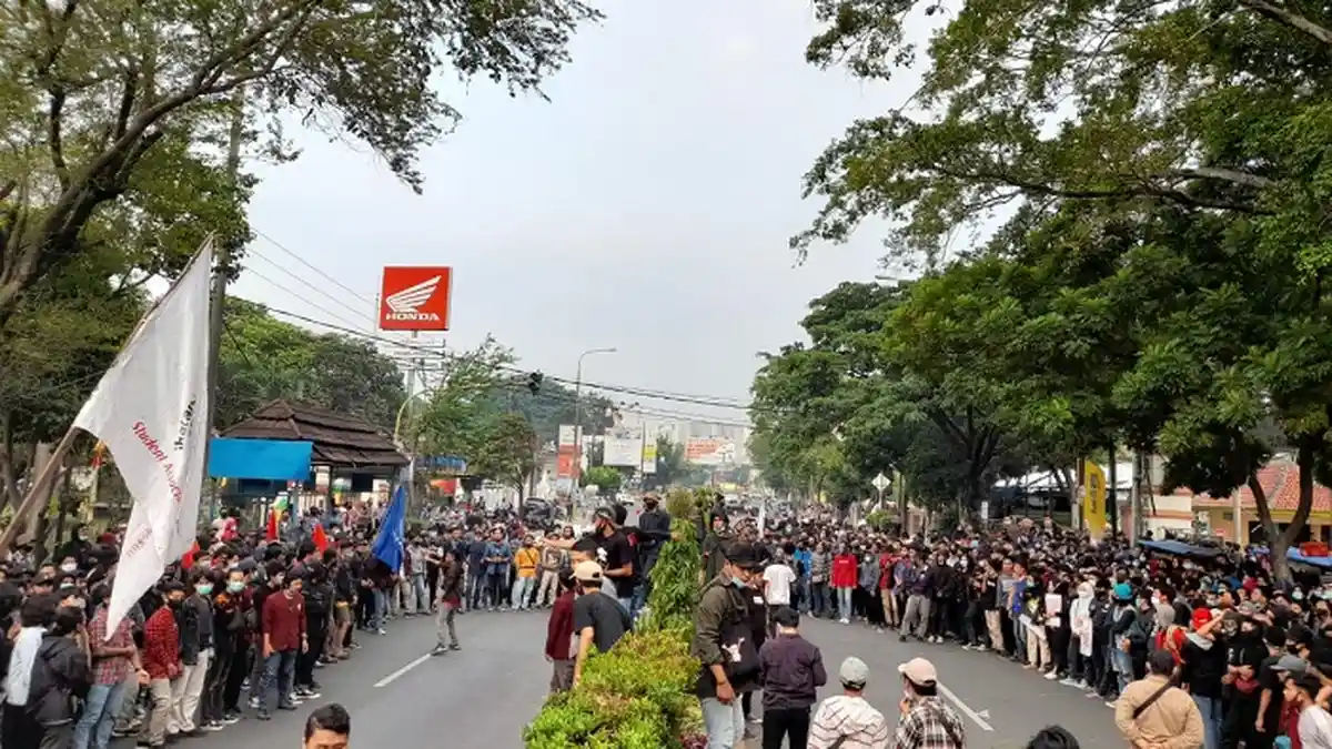 Aksi Tolak UU Cipta Kerja, 28 Organisasi Mahasiswa Blokade Jalan di Depan McD Serang