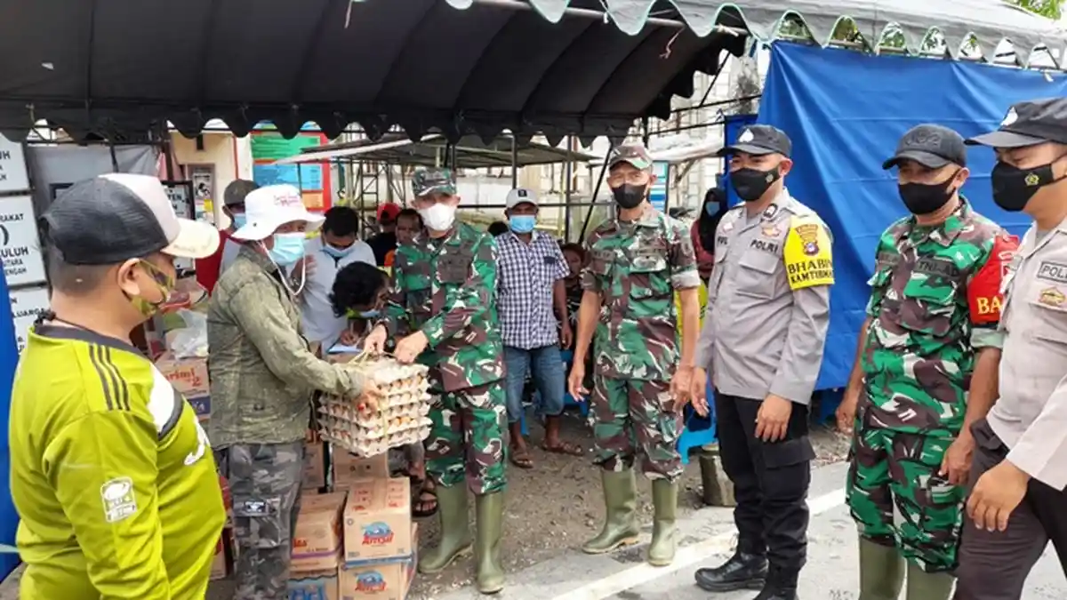 Komandan Kodim 1002/HST Bagikan Sembako Kepada Warga Terdampak Banjir