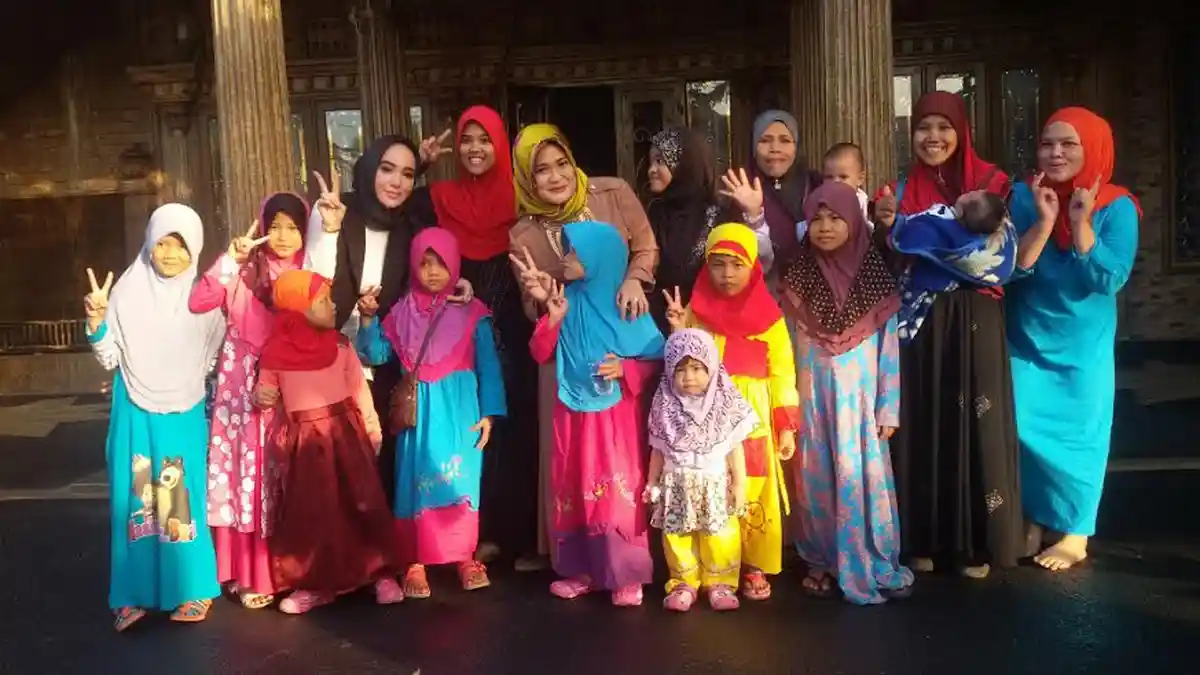 Artis Devita Rusdi dan Lury Alex Noerdin Beri Salam Tempel Untuk Anak Tak Mampu
