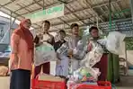 Para-siswa-SDN-Baktijaya-1-Depok-menyetorkan-sampah-ke-Bank-Sampah.jpg