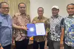 Paket-Rusli-Muhtar-terima-B1-KWK-PAN-untuk-Pilkada-Halmahera-Selatan-2024.jpg