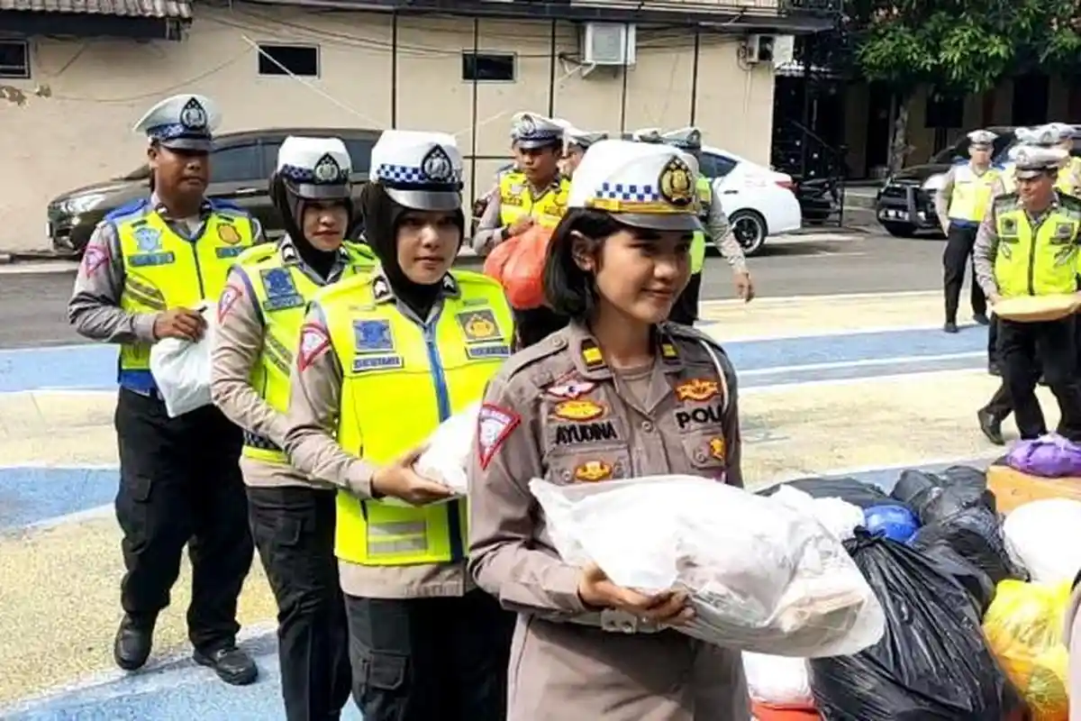 Polres Bangkalan Kirim Pakaian Layak Pakai ke Palestina, Dititipkan ke Kapal TNI KRI dr Soeharso