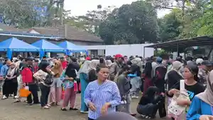 Warga-Antre-Disdukcapil-Kota-Tangerang.jpg