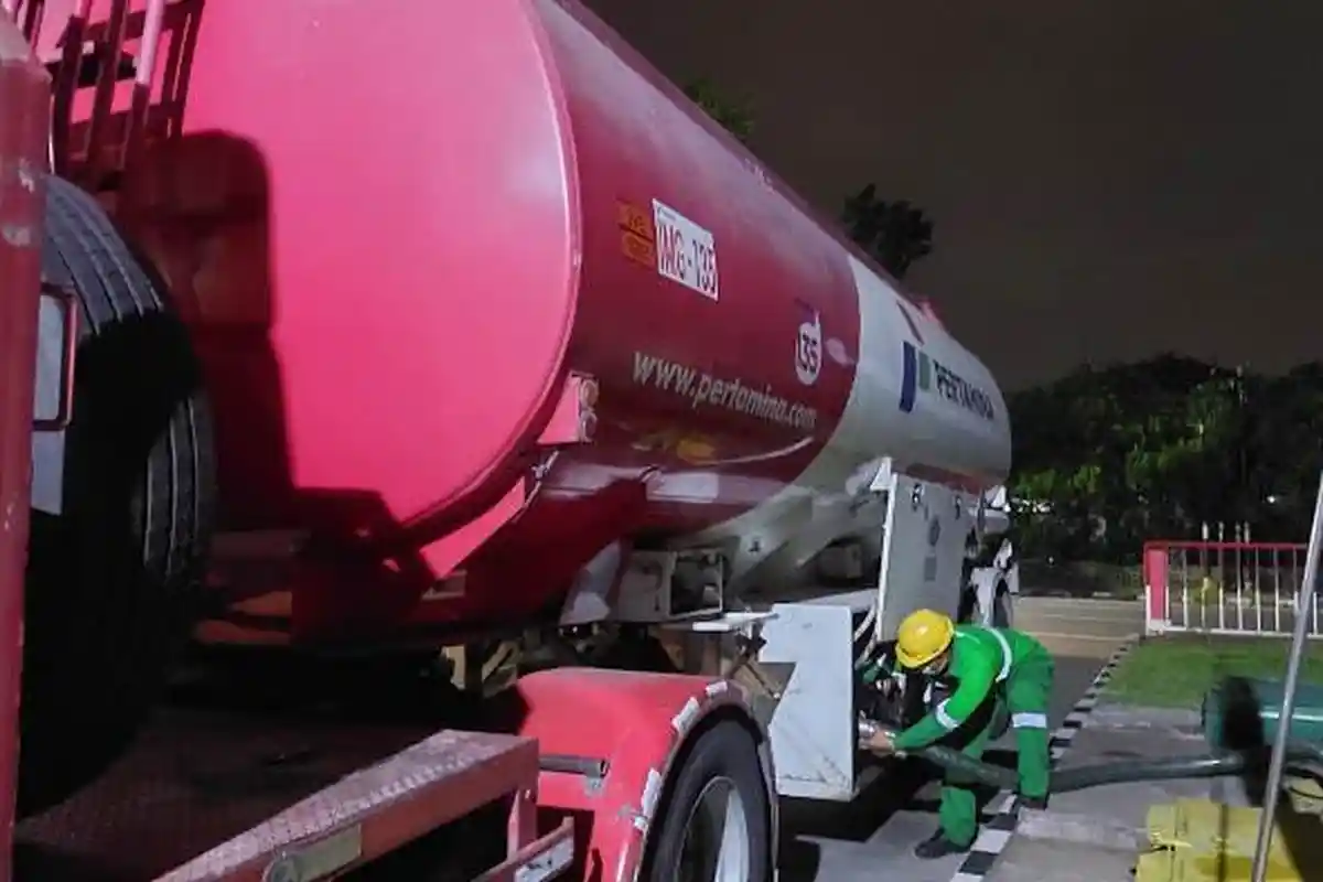 Truk BBM Kencing di Dekat Gerbang Tol Bandar Selamat, Pertamina Langsung Pecat Sopir dan Kernet