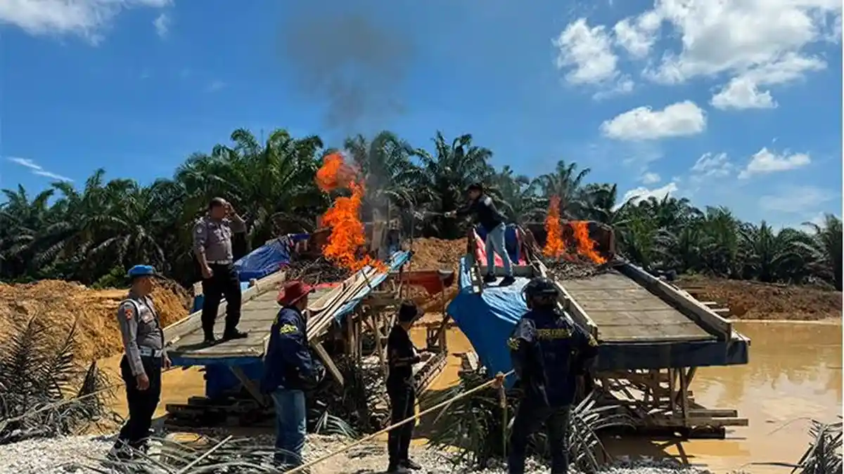 Lima Rakit PETI Dibakar Polisi di Singingi Hilir, Ditemukan di Belakang Dapur SPPG - Tribunpekanbaru.com