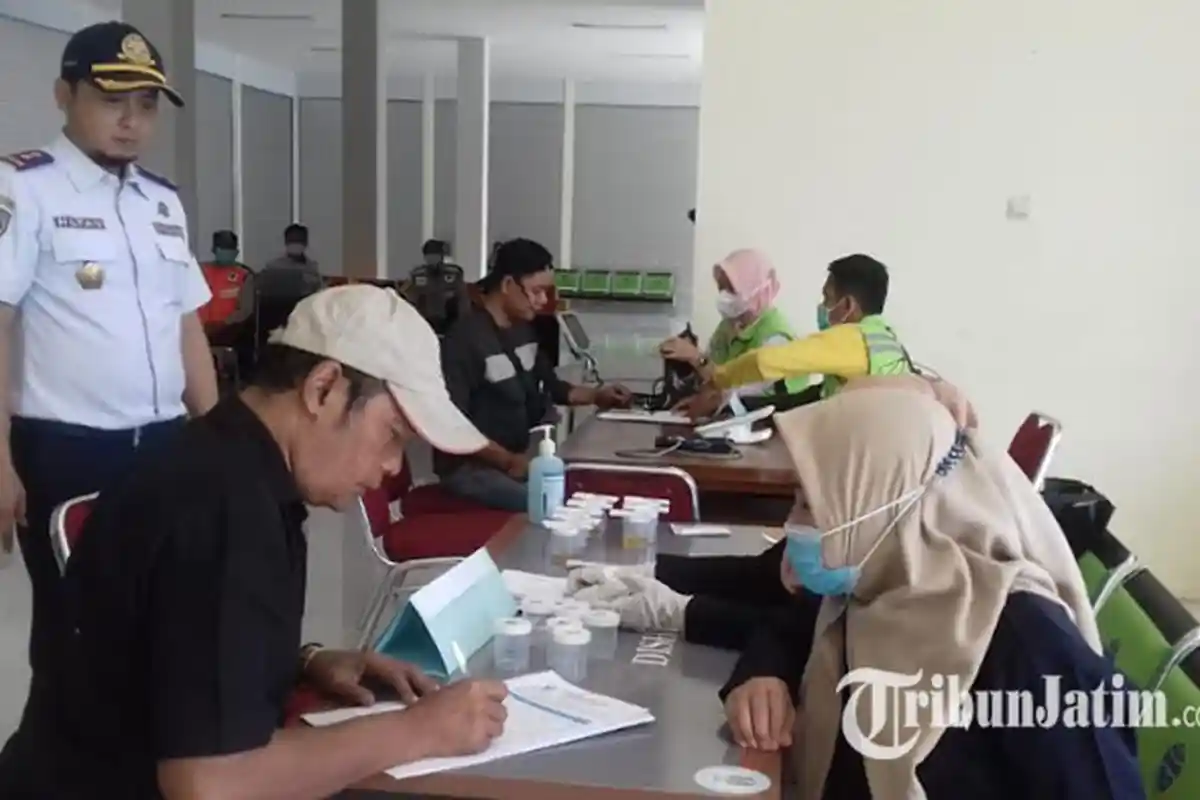 Puluhan Sopir di Terminal Bunder Gresik Dites Urine Mendadak, Begini Hasilnya