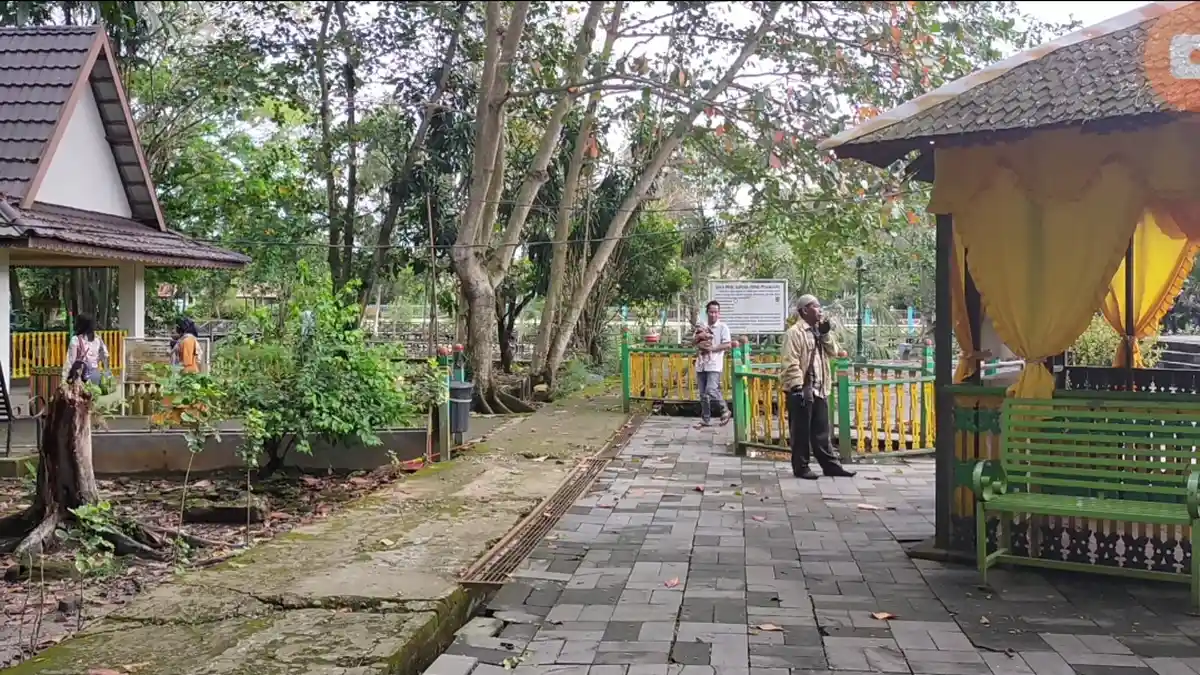 Ada Titian Panjang Dengan Pemandangan Yang Indah di Candi Agung
