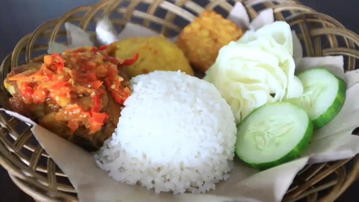 Pedasnya Sambal Ayam Penyet Dua Cabai yang Bikin Anda Bercucuran Keringat