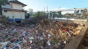 Kondisi-sungai-di-Pemecutan-Kaja-yang-tertutup-sampah-pasca-banjir.jpg