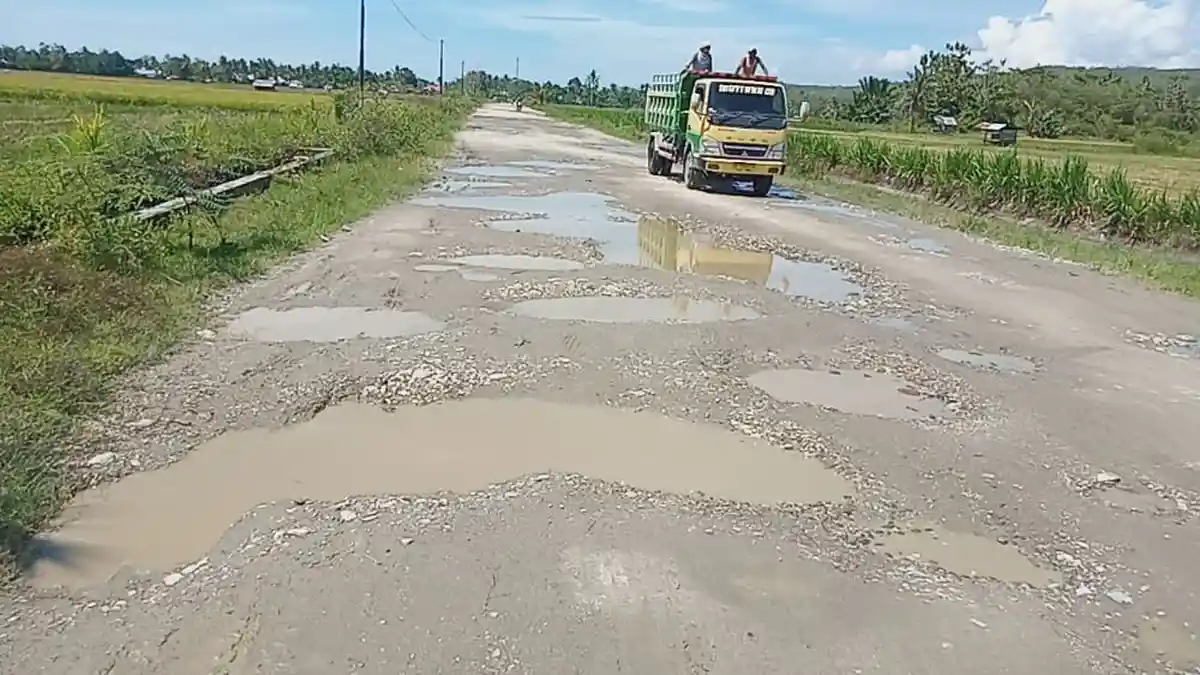Dear Bupati, Ruas Jalan di Desa Parbulu Pulau Buru Rusak Parah