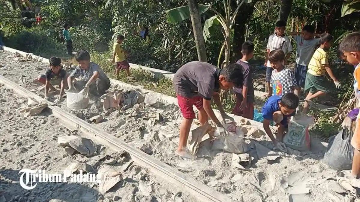 Pasca-Tabrakan Kereta Api di Padang, Anak-anak Ramai Kumpulkan Semen, yang Tercecer
