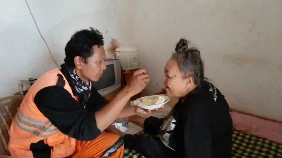 Kisah Viral Hidayat, Petugas PPSU yang Bawa Serta Ibunya Saat Bekerja karena Menderita Stroke
