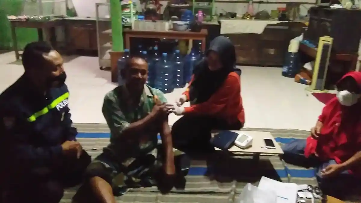 Blusukan, Petugas Gabungan di Blora Gelar Vaksinasi Malam Hari