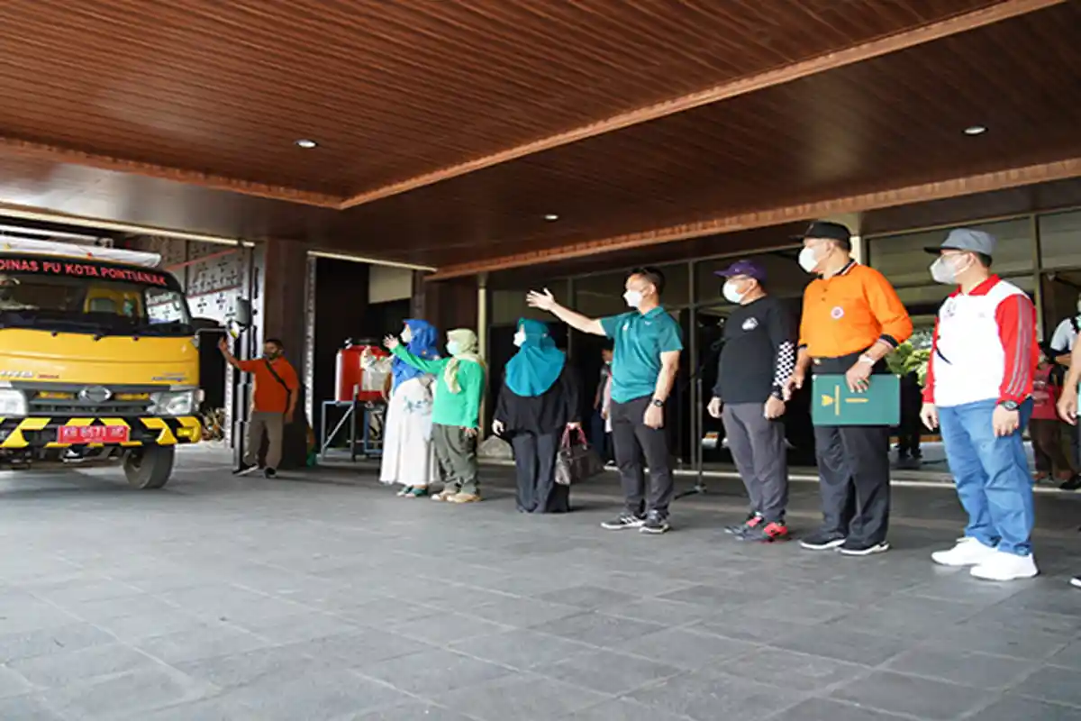 Pemkot dan TP PKK Pontianak Kirim Enam Unit Truk Bermuatan Bantuan Menuju ke Sintang