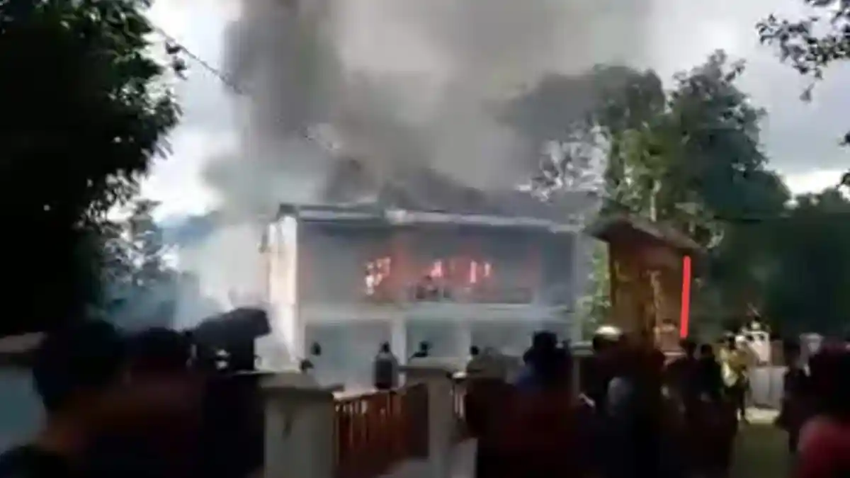 Suara Ledakan Terjadi Sebelum Rumah Kades Raja Kajuara Bone Sulsel Kebakaran
