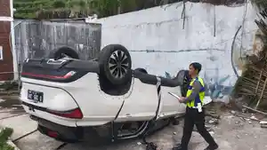 20251102_KECELAKAAN-Kondisi-mobil-yang-terjun-hingga-terbalik-di-area-parkir.jpg