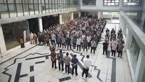 KEDISIPLINAN-ASN-Wakil-Bupati-Karawang-Maslani-bersama-Sekretaris-Daerah-Asep-Aang-Rahmatullah.jpg