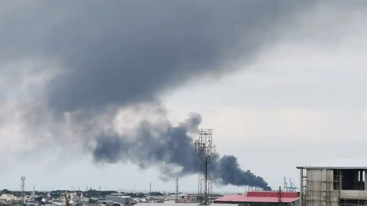 Breaking News: Pipa Karet MNP Terbakar Hingga Asap Membumbung ke Langit Makassar