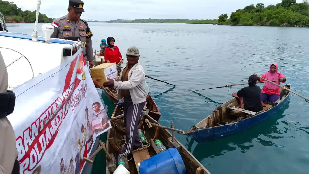 Ramadan di Bintan, Polisi Beri Bantuan Sembako Polda Kepri Buat Warga Suku Laut
