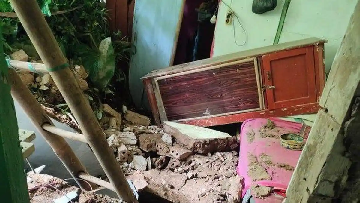 Longsor di Kalapanunggal Sukabumi, Rumah Milik Ajan Ambruk
