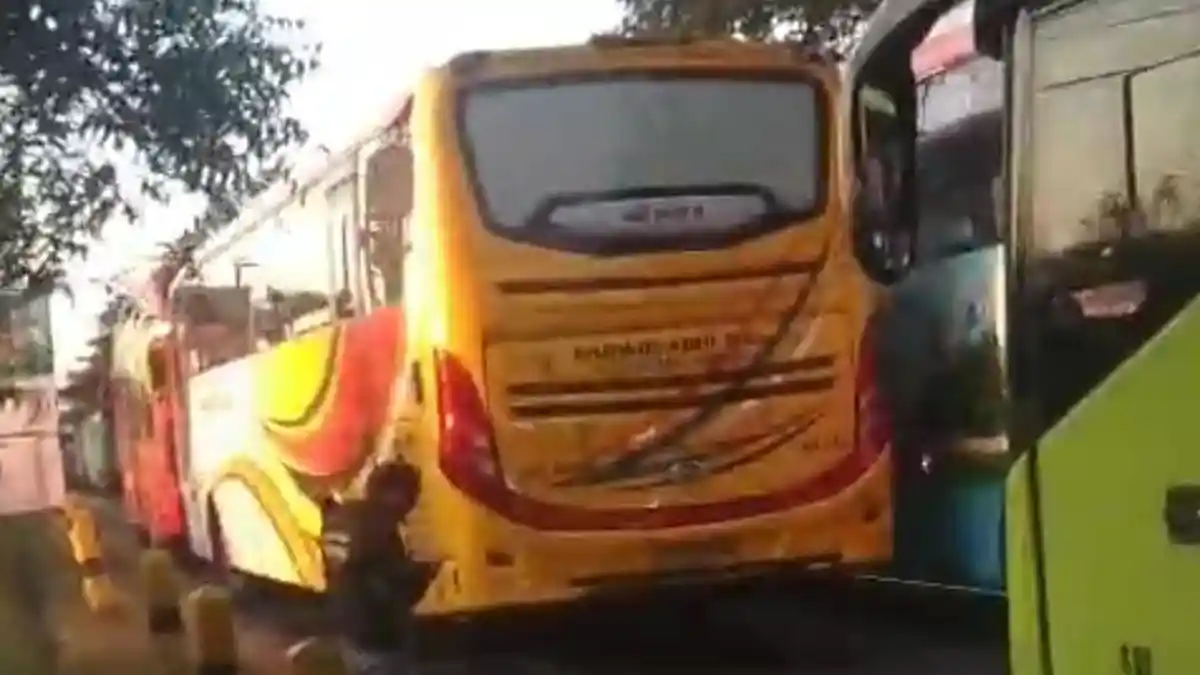 BREAKING NEWS : Jalur Situbondo-Banyuwangi Macet Total Kendaraan Tak Bergerak Sejak Dini Hari