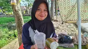 Indri-membantu-orangtuanya-berdagang-lamang-di-Jalan-Brigjend-Hasan-Basri.jpg