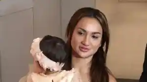 Tengku-Dewi-bersama-anaknya.jpg