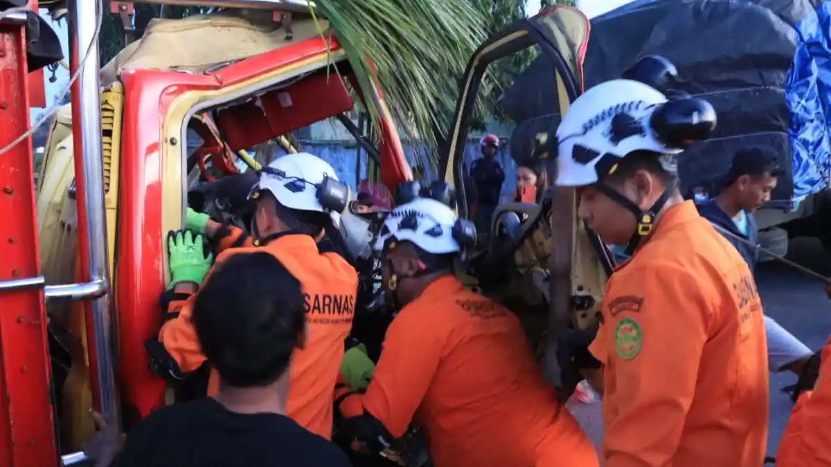 Subuh Mencekam di Jalan Soekarno Hatta Cilacap, 2 OrangTerjepit 2 Truk, Berakhir Tragis