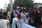 aksi-demo-warga-kembangarum.jpg