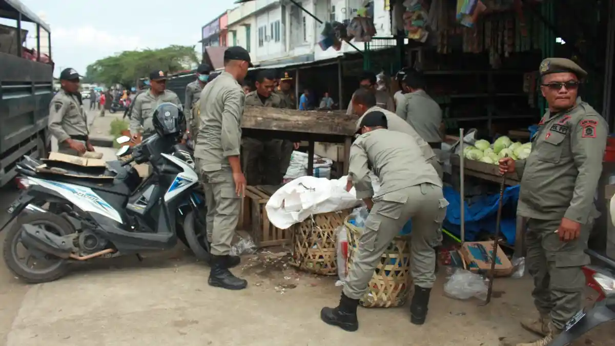 Sudah Diperingatkan, Satpol PP Angkut Lapak Pedagang di Lambaro Tertibkan PKL Jelang Ramadhan