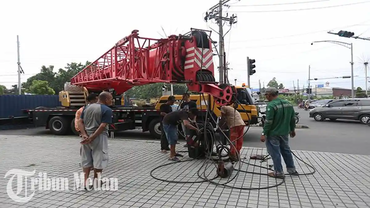 Berita Foto: Satu Unit Truk Kontainer Terjatuh di Simpang Manhattan, Arus Lalu Lintas Sudah Normal - 07062023_EVAKUASI-KONTAINER_ABDAN-SYAKURO-8.jpg